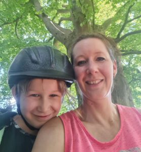 Anne und Line im Sonnenschein unter einem Baum.